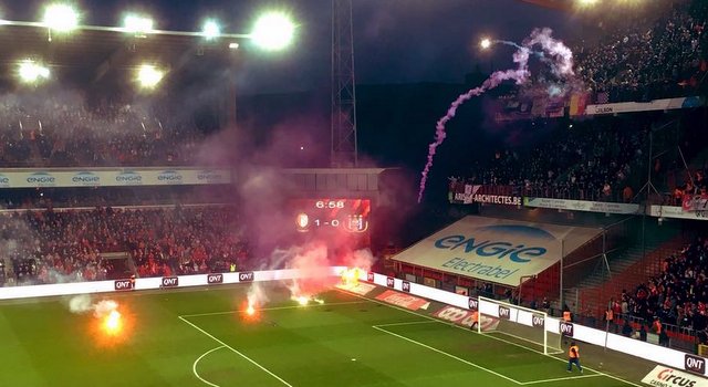 Standard Liege v Anderlecht abandoned because of flares & smoke