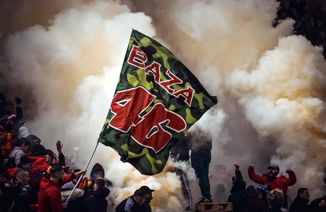 𝐂𝐚𝐬𝐮𝐚𝐥 𝐔𝐥𝐭𝐫𝐚 𝐎𝐟𝐟𝐢𝐜𝐢𝐚𝐥 on X: 03/12/2023 Albania🇦🇱 KF  Tirana - FK Partizani. Tirona Fanatics pyro in the derby   / X