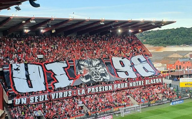 Standard Liege ultras steal Anderlecht tifo ahead of Croky Cup