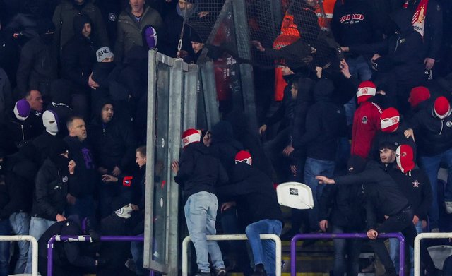 Standard Liege v Anderlecht abandoned due to flare throwing!