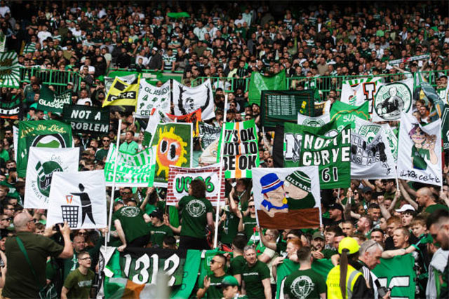 Абердин селтик прогноз. Green Brigade Селтик. Шемрок Роверс. Шемрок Роверс форма. Fan фанат.