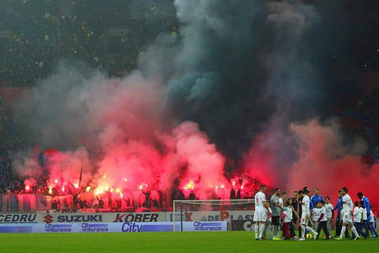 Dinamo Bucharest fans sabotage Steaua Bucharest choreography – Dirty Tackle